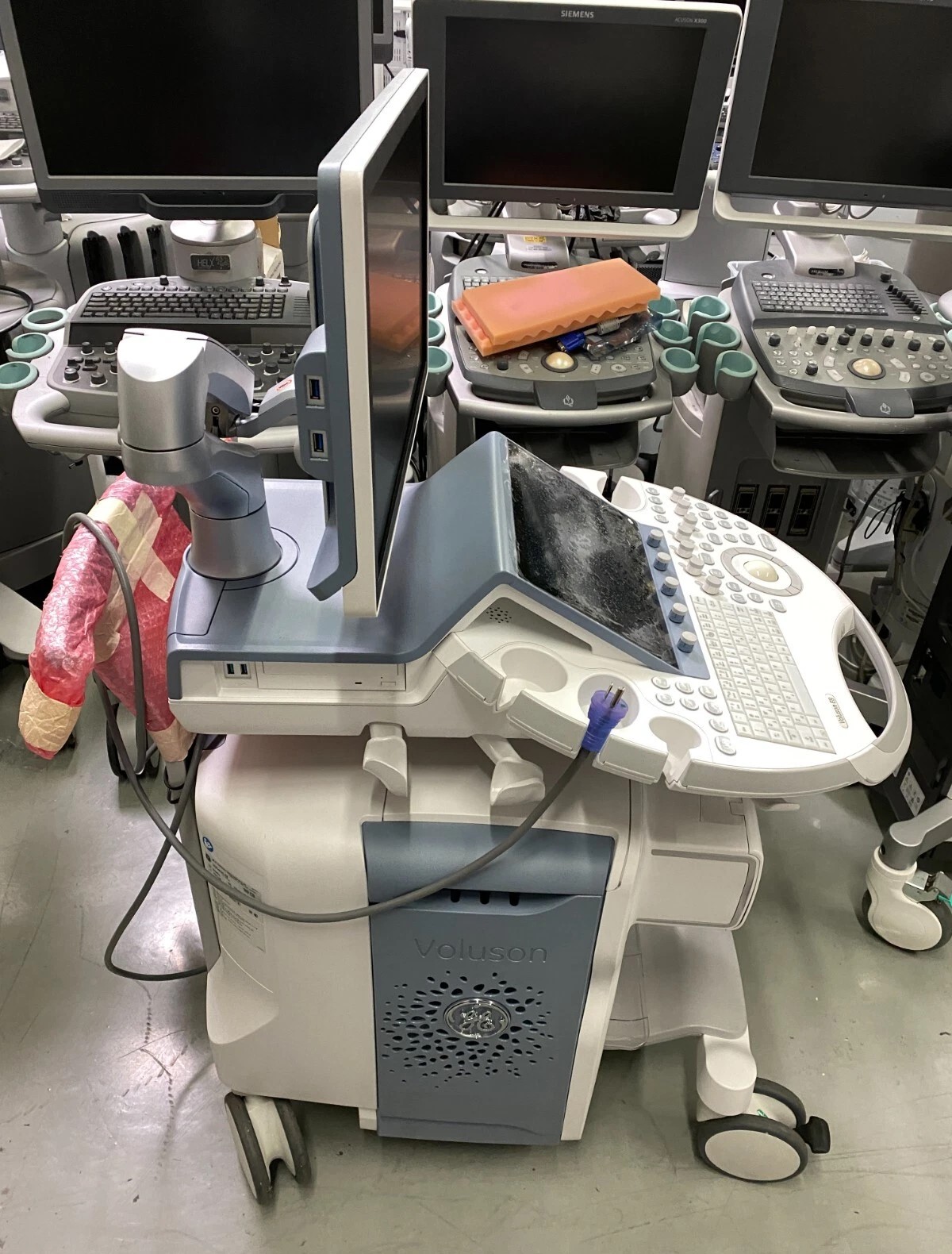 GE VOLUSON E8 ULTRASOUND MACHINE - Image 3