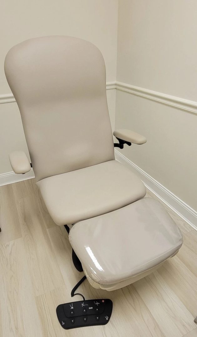 Midmark 647 Podiatry Chair - Image 2